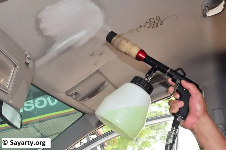 تنظيف سقف السيارة من الداخل