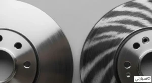 مقارنة بين قرص فرامل سليم وآخر متعرج به مناطق داكنة تسبب رجة السيارة