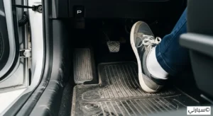 سائق يمسك بمقود السيارة بثبات أثناء القيادة الآمنة للحفاظ على الفرامل