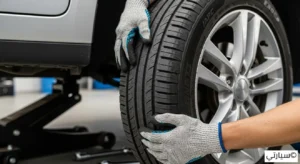 إطار سيارة متآكل بشكل غير متساوي من جانب واحد بسبب إهمال التدوير