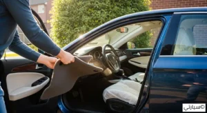 استخدام المكنسة الكهربائية بانتظام كإحدى خطوات الحفاظ على نظافة فرش السيارة